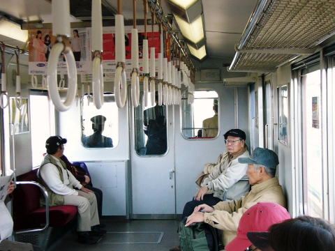 乗務員が３人乗っているワンマンカー